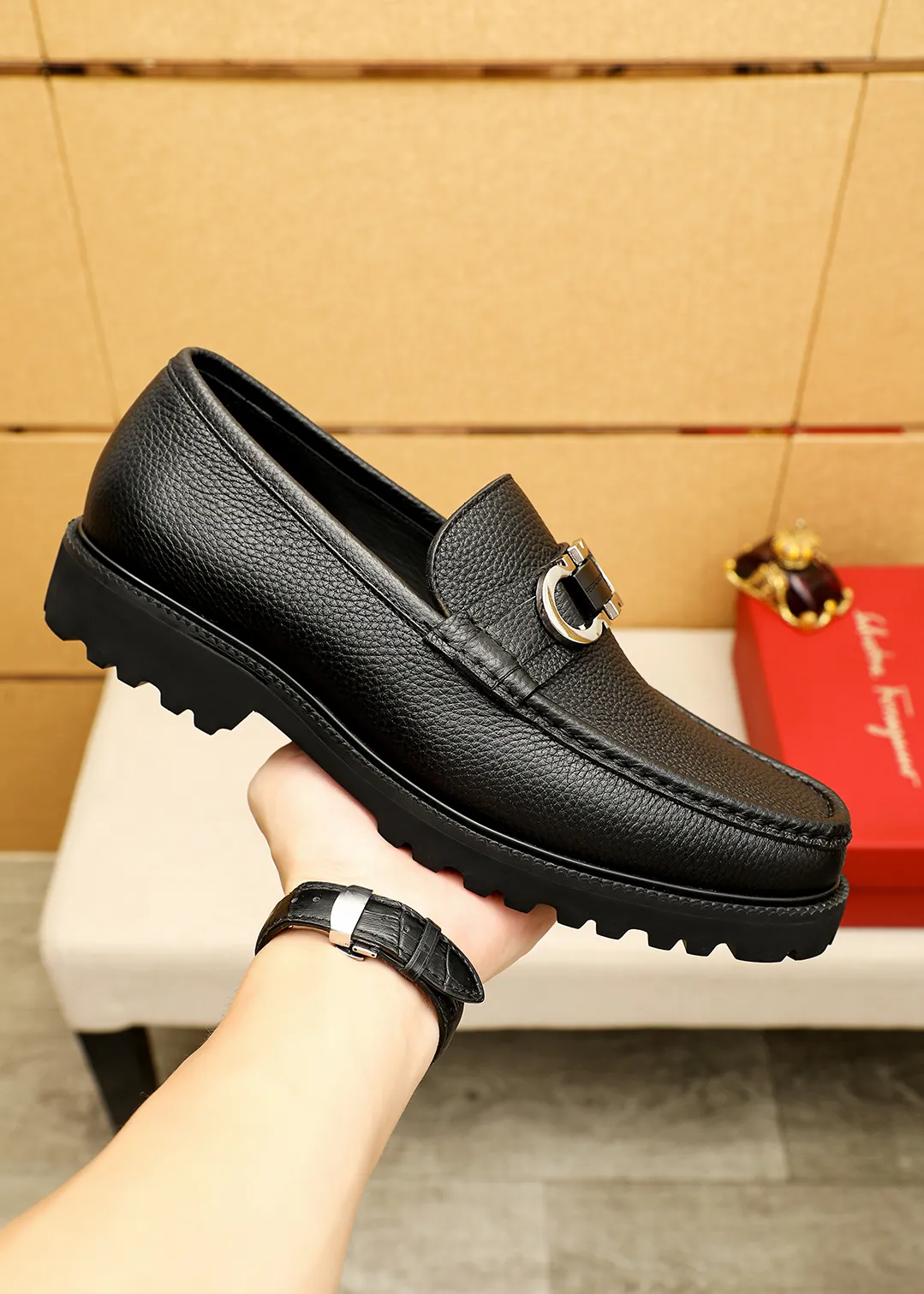 Men's shoes 💰560 💐 Product trademark: Ferragamo "Ferragamo" casual leather shoes Regular size: 38-44 (45.46🉑️customized) Product materials: Selected imported first-layer pebbled cowhide leather upper + original hardware buckle, imported water-dyed cowhide leather lining. Strong three-dimensional visual effect, original outsole Color: 3⃣️colors available